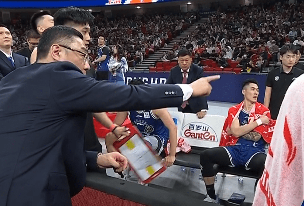 熊猫体育-里程碑夜！布鲁克林篮网强势反弹，CBA季后赛关键时刻刷纪录，媒体盛赞，临场指挥获称赞