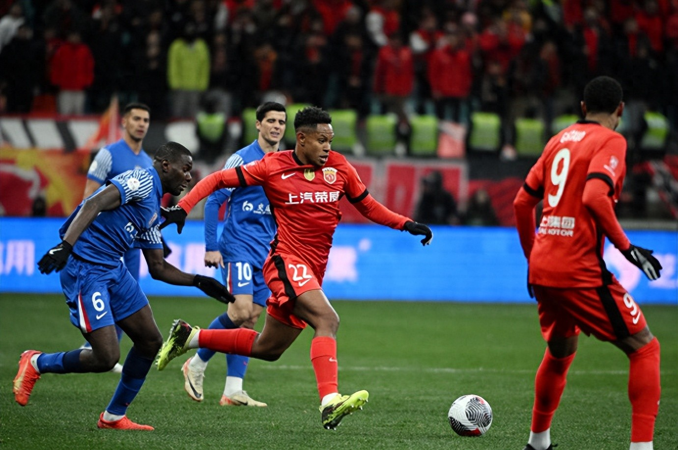 上海海港迎葡超关键赛，赛后强势反弹，态度坚定，临场指挥获称赞